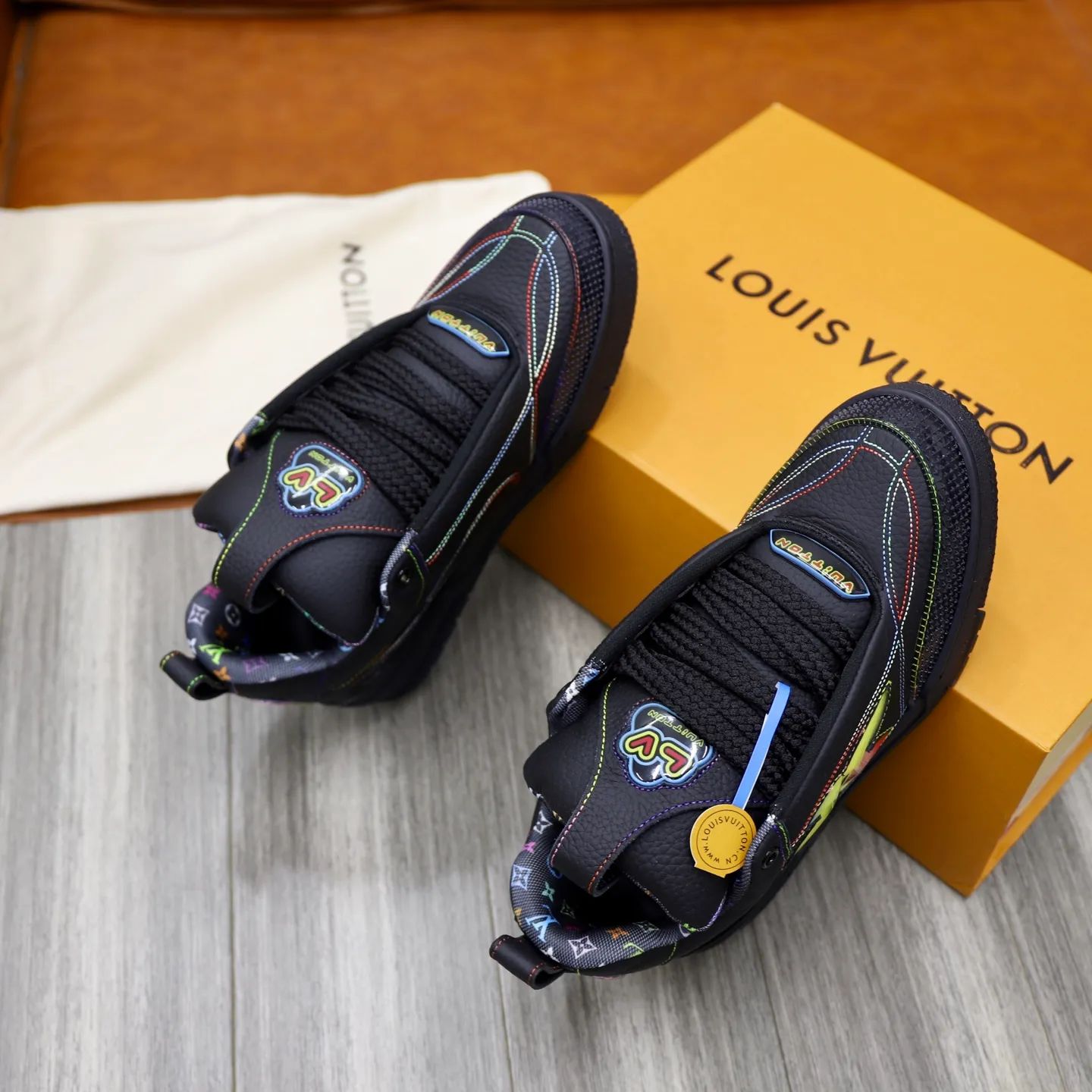 Men's shoes 💰: 860💰 LV Louis Vuitton TRAINER new sneakers are shipped. Louis Vuitton men's artistic director Virgil Abloh took inspiration to create this LV Trainer sneaker. Yingze crystal inlays present a colorful effect, with two gorgeous effect colors to choose from. The LV diamond letter logo badge on the tongue is gorgeous and noble. The LV letters are decorated on the side. The outsole is decorated with a Monogram flower pattern. It shows the trend of elegance and nobility! Men's model: 39-44 (38, 45, 46 customized)